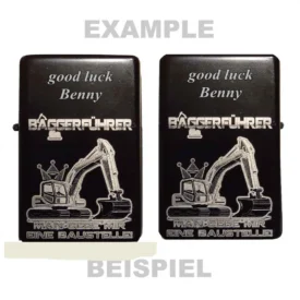 Zwei identische Seiten des Feuerzeugs mit Bagger-Motivgravur und der Aufschrift ‚Baggerführer - Man gebe mir eine Baustelle!‘, mit personalisierbarem Text auf der Vorder- und Rückseite.