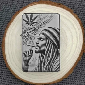 Rasta-Feuerzeug mit künstlerischem Design, gravierter Mann mit Rastalocken, präsentiert auf Holzscheibe, ein Accessoire für Reggae-Liebhaber