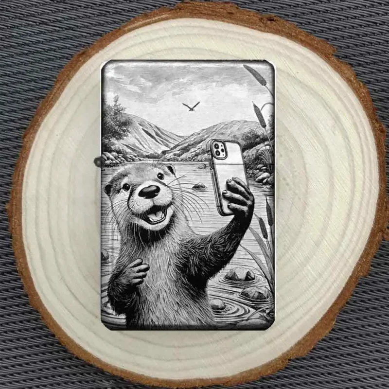 Feuerzeug mit Otter-Selfie-Gravur, präsentiert auf einer runden Holzscheibe, perfekt als Geschenk oder Dekoration