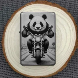 Panda-Feuerzeug auf dekorativer Holzunterlage präsentiert