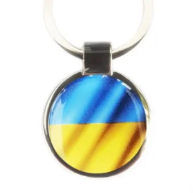 Rundes Schlüsselanhänger-Design mit der Ukraine-Flagge in leuchtendem Blau und Gelb, veredelt mit einer glänzenden 3D-Beschichtung auf silberglänzendem Metall