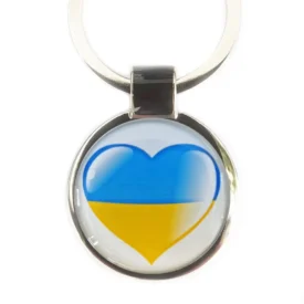 Herzförmiger Schlüsselanhänger mit Ukraine-Flagge in Blau und Gelb, ca. 70 x 35 mm groß, mit 3D-Beschichtung und Gravurfläche von ca. 25 mm – Zeichen der Solidarität und Liebe zur Ukraine