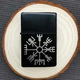 Vegvísir-Kompass Feuerzeug mit nordischem Design, personalisierbare Gravur auf mattschwarzer Oberfläche, dekorativ auf Holz präsentiert