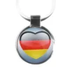 Metall-Schlüsselanhänger mit Herzmotiv und deutscher Flagge – glänzende 3D-Oberfläche, ideal als Geschenk mit individueller Gravur.